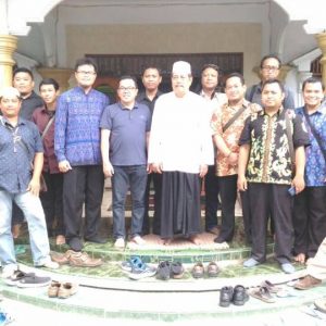 Rektor Universitas Widya Kartika bersama rombongan dan pengasuh Ponpes pesantren Sunan Drajat KH Abdul Ghofur