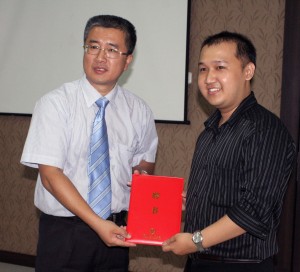 MR. Li Hemin menyerahkan appointment kepada Budi Hermawan, SE., MTCSHOL.