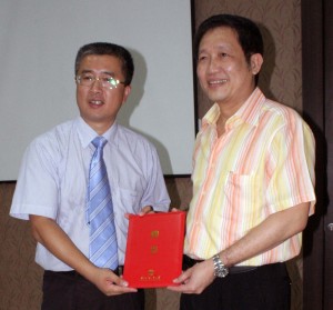 MR. Li Hemin menyerahkan appointment kepada Dr. Melvin Pristyo, SE., MM., MBA.